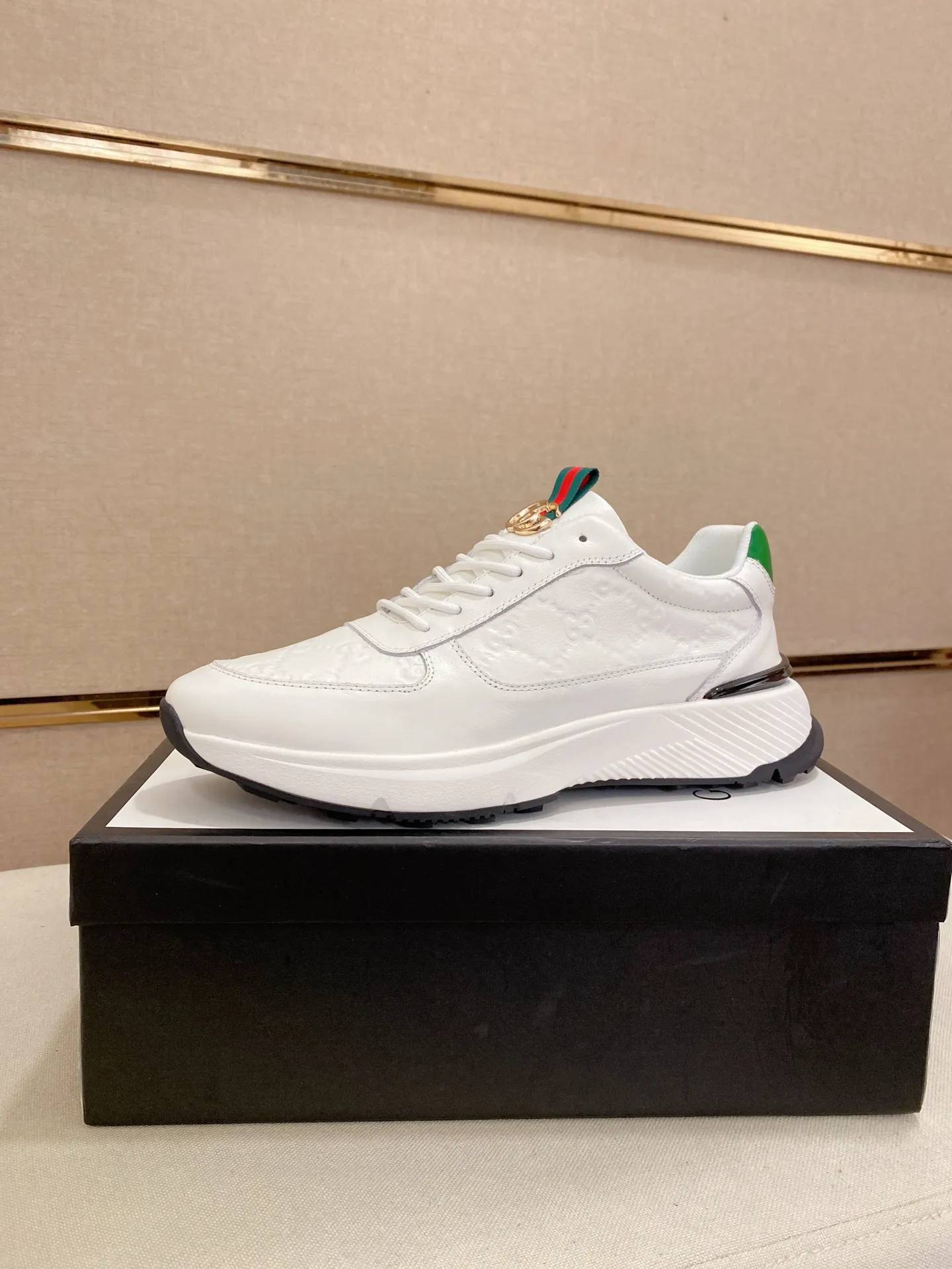 Men's shoes 💰 462💰The new GUCCI (Gucci) counters are launched simultaneously. The new men's shoes, 😘fabrics are selected from imported cowhide, and the lining is sheepskin lining. 👍🏿 High-end ☄️ air-cushion molded anti-slip rubber outsole, exquisite lines, simple and elegant, comfortable and high-end for leisure travel. Code number: 38 to 44 (45 can be customized and cannot be returned or exchanged)